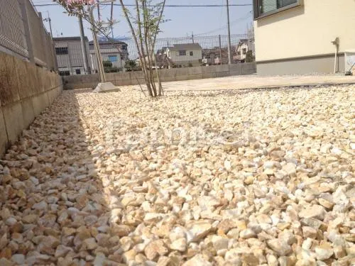 八尾市 リフォーム庭園工事 洗濯干し場 床石貼り 乱形石 石英岩 カーブ曲線デザイン シンボルツリー シマトネリコ 常緑樹 植栽 支柱補強 シンボルツリー ホンコンエンシス 常緑樹 植栽 お庭防犯 化粧砂利敷き 久保田セメント アベニューストーン ラテイエロー