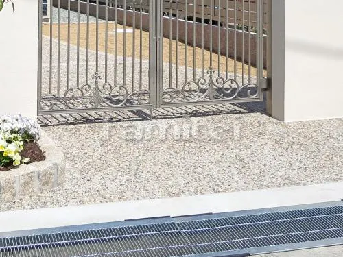 宝塚市 外構工事 玄関まわり 門扉 門柱 照明 ポスト 花壇 植栽 木製調デザインアルミ角柱 玄関アプローチ 駐車場ガレージまわり カーポート 伸縮門扉 駐車場ガレージ 土間コンクリート タイルデッキ