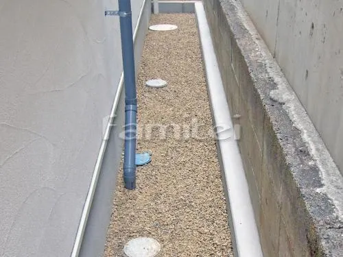 宝塚市 外構工事 洋風門柱 表札灯ライト 表札 郵便受けポスト 玄関アプローチ 玄関ポーチステップ 床レンガ敷き 袖壁 駐車場ガレージ 土間コンクリート 犬走り 防犯砂砂利敷き