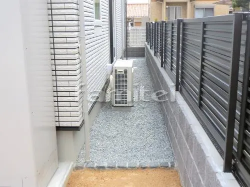 加西市 外構工事 玄関まわり アプローチ 植栽スペース シンボルツリー 境界フェンス 目隠しフェンス塀 犬走り 防犯砂利敷き ガレージまわり 駐車場屋根 土間コンクリート 境界フェンス塀