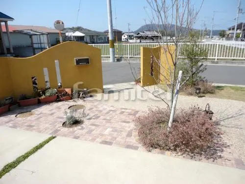 和歌山市 リフォーム外構工事 玄関まわりリフォーム 床タイル貼り 玄関アプローチ 床レンガ敷き 東洋工業 ベイクブリック 植栽スペース サークルデザイン 犬走り 防犯化粧砂利敷き バラス砕石 防草シート加工 床踏み場ステップ 枕木平板敷き