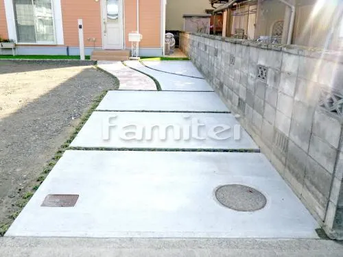 草津市 外構工事 駐車場ガレージ床 土間コンクリート 草目地 玄関アプローチ 床石貼り 玄関ポーチ横 本物そっくり人工芝 防草シート加工 見切り ピンコロ石 犬走り 防犯錆砂利敷き 門柱 木製調デザインアルミ角柱