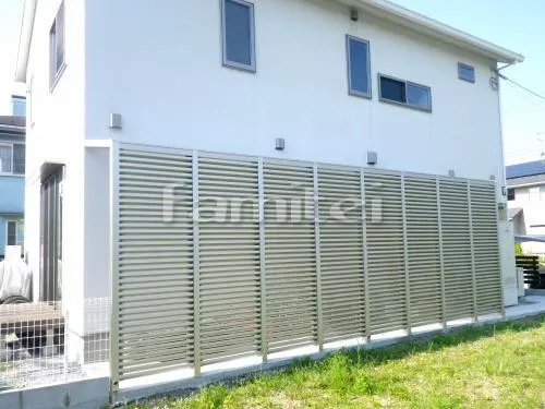 東近江市 エクステリア工事 洗濯干し屋根 YKKAP アウタールーフ 1階用 F型フラット屋根 物干し 洗濯干し場 目隠しパネル(前面 正面) YKKAP 1型横ひし形格子 アウタールーフテラス屋根用 犬走り 土間コンクリート 人工木材ウッドデッキ LIXILリクシル 樹ら楽ステージ(きらら) 樹脂 境界フェンス塀 三協アルミ ユメッシュHR型