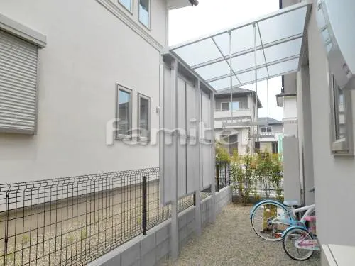 奈良市 エクステリア工事 洗濯干し屋根 LIXILリクシル サンクテラス屋根2 TOEXトエックス 1階用 F型フラット屋根 物干し 目隠しパネル(前面 正面) 目板隙間ふさぎカバー