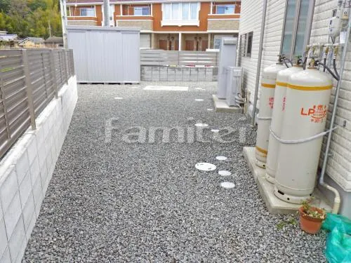 和歌山市 外構工事 玄関まわり 門柱 照明 ポスト 宅配ボックス 門扉 ガレージまわり 駐車場屋根 駐輪場屋根 土間コンクリート 門扉 目隠しフェンス 人工木材ウッドデッキ 犬走り 防犯砂利敷き バラス砕石 イナバ物置