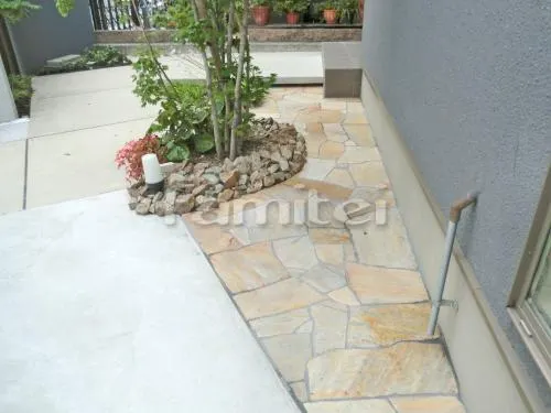 伊丹市 リフォーム部分工事 玄関アプローチ 袖壁前 床石貼り 御影板石 シンボルツリー  自転車バイク屋根 犬走り 土間コンクリート 床石貼り カーポート 駐車場ガレージ床 土間コンクリート延長 目隠し人工木製フェンス塀