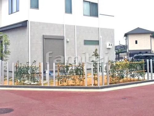 奈良市 外構工事 玄関まわり アプローチ 門柱 角柱 照明 ポスト 駐車場ガレージ床 轍(わだち) 土間コンクリート 生垣 植栽 デザインアルミ角柱 飛び石 床平板貼り 芝生張り 玄関エントランスライト照明 シンボルツリー 境界フェンス塀 犬走り 土間コンクリート