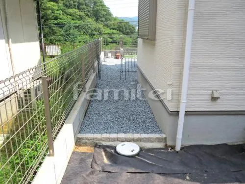 西宮市 庭工事 タイルデッキ INAXイナックス グレイスランド300角 GRL-3 LIXILリクシル お庭 防草シート加工 グリーンフィールド ザバーン 犬走り 防犯砂利敷き バラス砕石 見切り ピンコロ石