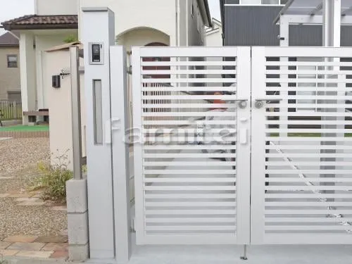 草津市 外構工事 玄関まわり 門柱 門扉 アプローチ ガレージまわり 駐車場屋根 門扉 土間コンクリート 人工木材ウッドデッキ 芝生張り 姫高麗芝 犬走り 防犯砂利敷き 錆砂利