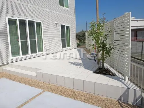 愛知郡愛荘町 外構工事 玄関アプローチ 駐車場ガレージ床 土間コンクリート お庭まわり タイルデッキ フェンス 植栽 ポール 立水栓 花壇 イナバ物置 犬走り 防犯砂利敷き 錆砂利