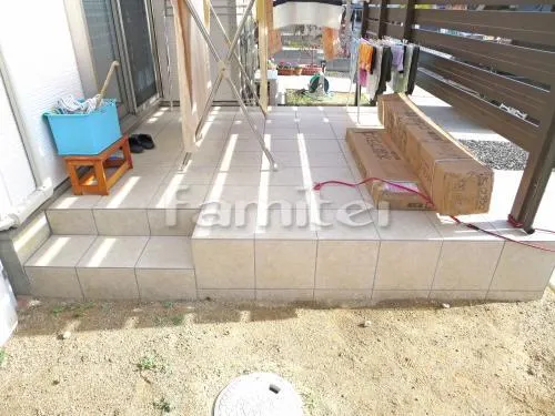 木津川市 エクステリア工事 フル木製調テラス屋根(パーゴラ風) 三協アルミ ナチュレ タイルデッキ INAXイナックス グレイスランド300角 GRL-1 LIXILリクシル 階段ステップ1段 目隠しフェンス塀 三協アルミ 木調スクリーン前面横格子 洗濯干し屋根 レギュラーテラス屋根 目隠しパネル(前面 正面)2段 目板隙間ふさぎカバー 物干し