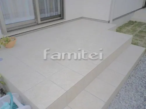 堺市南区 カーポート LIXILリクシル アーキデュオ TOEXトエックス 横2台用(ワイド ツイン) F型フラット屋根 洗濯干し屋根 フラットテラス屋根 1階用 F型 物干し タイルデッキ INAXイナックス グレイスランド300角 LIXILリクシル 目隠しフェンス塀  LIXILリクシル プレスタ8型 TOEXトエックス シンボルツリー 植栽 常緑ソヨゴ