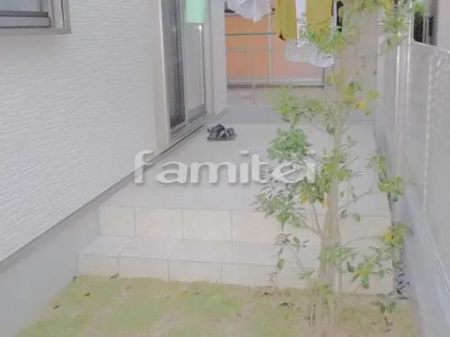 堺市南区 カーポート LIXILリクシル アーキデュオ TOEXトエックス 横2台用(ワイド ツイン) F型フラット屋根 洗濯干し屋根 フラットテラス屋根 1階用 F型 物干し タイルデッキ INAXイナックス グレイスランド300角 LIXILリクシル 目隠しフェンス塀  LIXILリクシル プレスタ8型 TOEXトエックス シンボルツリー 植栽 常緑ソヨゴ