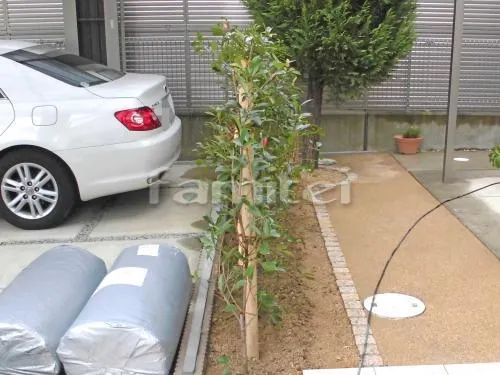 木津川市 リフォームモダン セミクローズ外構 玄関まわり アプローチ 門柱 照明 ポスト 花壇 土間コンクリート 本物そっくり人工芝 階段ステップ 真砂土舗装材 生垣 床石貼り 乱形石 石英岩 シンボルツリー 土留め化粧ブロック