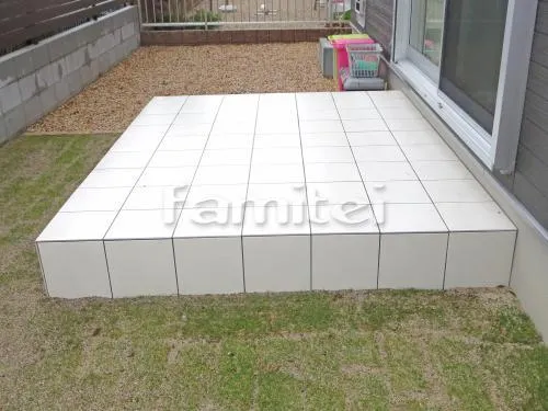 草津市 新築モダン オープン外構 玄関まわり アプローチ ステップ 門柱 ポスト 植栽 ガレージまわり 駐車場屋根 土間コンクリート 自転車バイク屋根 木製調目隠しフェンス塀 タイルデッキ 芝生張り 姫高麗芝 お庭 犬走り 防犯砂利敷き 錆砂利 防草シート加工 洗い場 ピンコロ囲い水受け(パン) 土間モルタル仕上げ