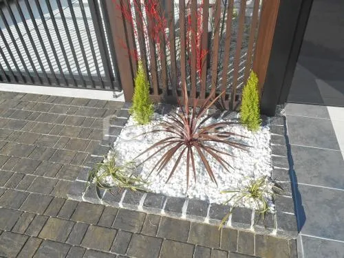 天理市 外構工事 新築モダン クローズ外構 玄関まわり アーチ 門柱 ポスト 照明 門扉 花壇 アプローチ 照明 植栽 ガレージまわり 駐車場屋根 門扉 土間コンクリート 伸縮門扉 ステップ 踏み場 立水栓 境界フェンス塀 犬走り 床平板敷き 洗濯干し屋根 タイルデッキ ヨド物置 勝手口庇(ひさし)