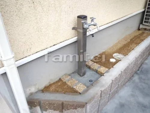 加古川市 リフォーム部分工事 自転車バイク屋根 LIXILリクシル アーキフィットミニ 独立テラスタイプ 1階用 F型フラット屋根 TOEXトエックス 駐輪場ガレージ床 土間コンクリート 洗い場 ピンコロ囲い水受け(パン) 土間モルタル仕上げ 土留め化粧ブロック ユニソン シャモティ ライトブラウン