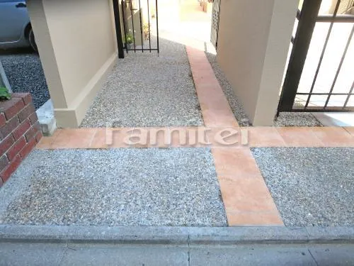 京都市左京区 外構工事 新築洋風 クローズ外構 玄関まわり アプローチ 門柱 ポスト 袖壁 ウォールパネル 門扉 照明 植栽 スロープ 手すり ガレージまわり 駐車場屋根 土間コンクリート 門扉 目隠し塀 姫タイサンボク 芝生張り 姫高麗芝 立水栓 犬走り 防犯砂利敷き バラス砕石