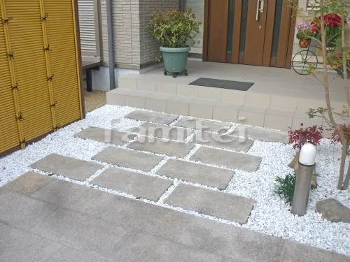 東大阪市 外構工事 新築モダン クローズ外構 玄関まわり 門柱 ポスト 照明 門扉 アプローチ 植栽 ガレージまわり 駐車場屋根 門扉 土間コンクリート 車止め 洗い出し お庭まわり 濡縁 床洗い出し 植栽 目隠し化粧ブロック塀 目隠しフェンス塀 物置