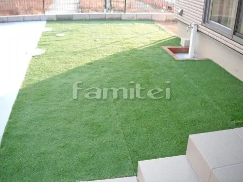 橋本市 外構工事 新築モダン オープン外構 玄関まわり 門柱 照明 アプローチ ガレージまわり 駐車場屋根 土間コンクリート 境界フェンス塀 本物そっくり人工芝