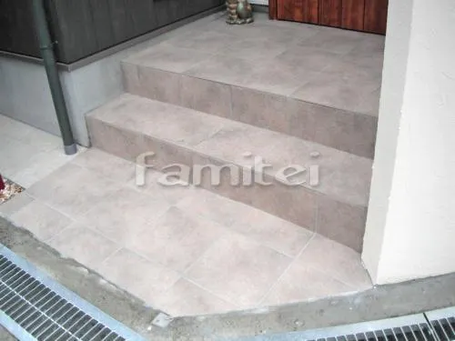 豊中市 外構工事 新築洋風 セミクローズ外構 玄関まわり 門柱 照明 表札 角柱 ポスト ポーチ 駐車場ガレージ床 土間コンクリート 車止め 溝蓋 目隠し塀 犬走り 防犯砂利敷き バラス砕石