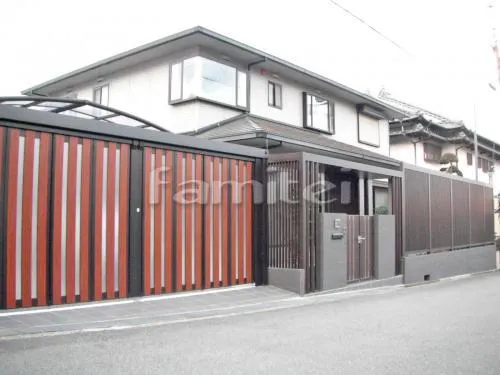 香芝市 リフォーム外構工事 リフォームモダン クローズ外構 玄関まわり 門柱 ポスト 門扉 アルミアーチ アプローチ 電動車庫シャッター 木製調目隠しフェンス塀 フル木製調テラス屋根 人工木材ウッドデッキ 本物そっくり人工芝 防草シート加工