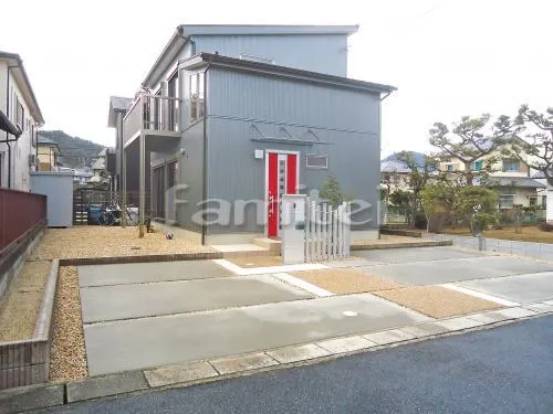 湖南市 外構工事 新築モダン オープン外構 玄関アプローチ 門柱 角柱 シンボルツリー 駐車場ガレージ床 土間コンクリート 土留め化粧ブロック 犬走り 防犯砂利敷き バラス砕石 防草シート加工