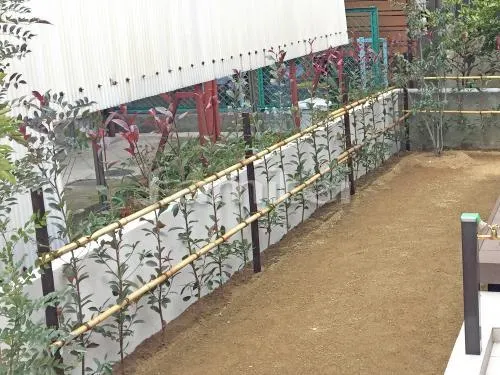 堺市西区 リフォーム外構工事 リフォームモダン オープン外構 玄関まわり アプローチ 門柱 照明 ポスト カーポート 駐車場ガレージ床 土間コンクリート 境界塀 目隠しフェンス塀 タイルデッキ ウッドデッキ 生垣 洗濯干し屋根 勝手口門扉