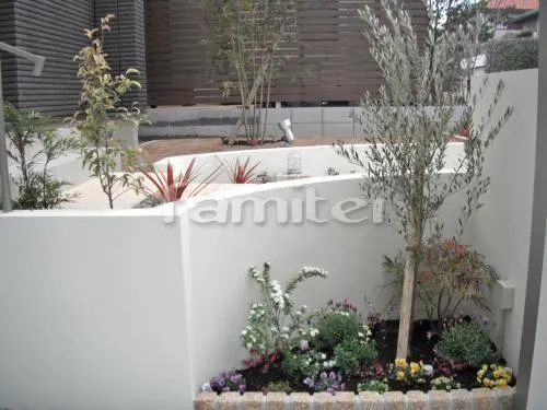 宝塚市 外構工事 新築洋風 セミクローズ外構 玄関まわり アプローチ 門柱 照明 ポスト 花壇 手すり 植栽 ガレージまわり 駐車場屋根 土間コンクリート 溝蓋