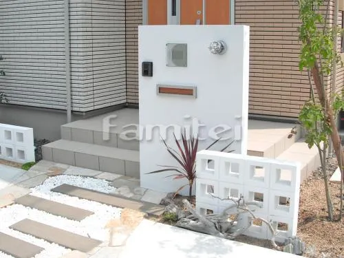 和歌山市 外構工事 新築ナチュラル オープン外構 玄関まわり アプローチ 門柱 駐車場ガレージ床 土間コンクリート 本物そっくり人工芝目地 溝蓋(みぞふた) 片岡産業 グレーチング サウンドルース(騒音防止用パッキンゴム付き)