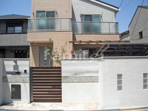 大阪市東住吉区 外構工事 新築ハイクラス クローズ外構 門袖 照明 郵便受けポスト 宅配ボックス 門扉 アプローチ デザイン目隠し塀 テラス屋根 ウッドデッキ 目隠しフェンス シンボルツリー サークルストーン 自転車バイク屋根 家族記念手形