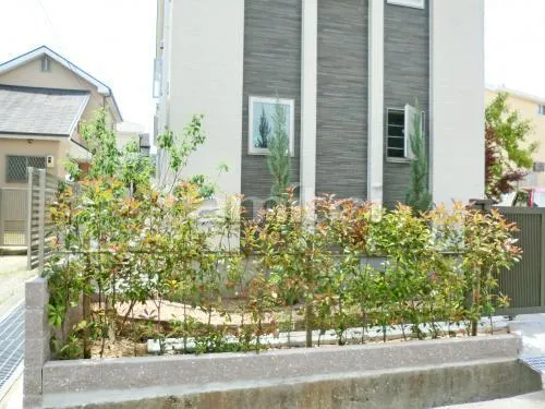 宝塚市 外構工事 新築シンプルモダン クローズ外構 玄関まわり 門袖 門扉 照明 ポスト 角柱 アプローチ 駐車場引戸門扉 電動跳ね上げ式門扉 駐車場ガレージ床 土間コンクリート 生垣 木製調目隠しフェンス塀 お庭通路 タイルデッキ ウッドデッキ カーポート