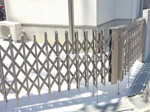 羽曳野市 外構工事 新築シンプルモダン セミクローズ外構　玄関まわり 目隠し塀 ガレージまわり 駐車場屋根 門扉 土間コンクリート デザインアルミ角柱 那智黒石 ベランダ屋根