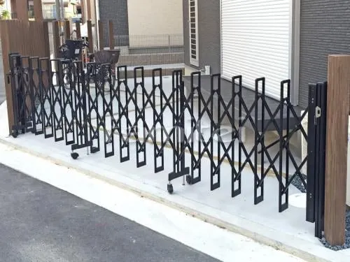 堺市中区 外構工事 新築ナチュラル セミクローズ外構 玄関まわり アプローチ 門柱 ポスト 照明 表札 ガレージまわり 門扉 駐輪場屋根 角柱 土間コンクリート ウッドデッキ