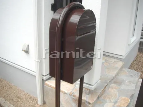 吹田市 外構工事 新築ナチュラル オープン外構 門柱 木製調デザインアルミ角柱 プランパーツ 角材 門柱灯エントランス照明 コイズミ LEDスポットライト 郵便受けポスト セキスイエクステリア ボンボビ ボビラウンドポール ショコラ 駐車場ガレージ床 床洗い出し仕上げ 砂味敷き 立水栓 OnlyOneオンリーワン アクアルージュ バニラ