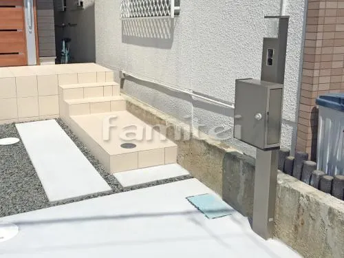 泉佐野市 外構工事 新築ベーシック オープン外構 玄関まわり 機能門柱 LIXILリクシル ファンクションユニット アクシィ1型 15-03 TOEXトエックス 玄関ポーチ階段 床タイル貼り 300角 駐車場ガレージ床 轍(わだち) 土間コンクリート 防犯砂利目地 バラス砕石敷きデザイン