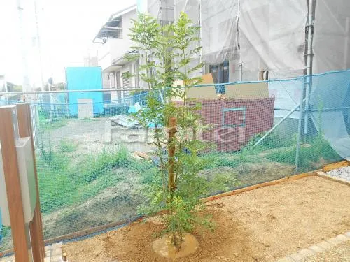 木津川市 外構工事 新築ナチュラル オープン外構 玄関まわり 門柱 植栽 アプローチ カーポート 土間コンクリート タイルデッキ 土留め化粧ブロック 洗濯干し屋根 境界フェンス塀 バラス砕石