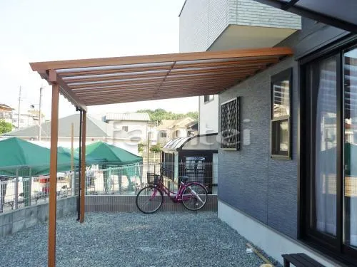 和泉市 エクステリア工事 カーポート プライスポート 横2台用(ワイド ツイン) R型アール屋根 フル木製調テラス屋根(パーゴラ風) 三脇アルミ ナチュレ 1階用 F型フラット屋根