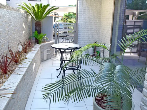 泉佐野市 新築ナチュラル オープン外構 玄関まわり アプローチ 門柱 照明 石 カーポート　土間コンクリート グレーチング 目隠し塀 タイルデッキ 立水栓 人工木ウッドデッキ 芝生