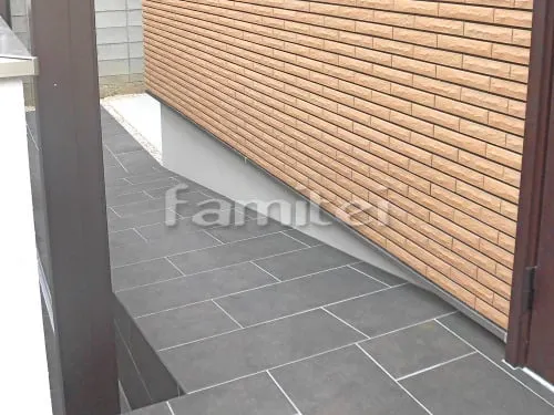 宝塚市 新築ナチュラル クローズ外構 門袖 表札 インターホンカバー 郵便受けポスト 宅配ボックス 照明 門扉 アプローチ カーポート 引戸 溝蓋 土間コンクリート スロープ 自転車バイク屋根 勝手口 タイルデッキ ガーデンルーム 立水栓 砂利