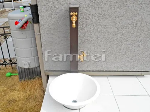 奈良市 お庭リフォーム外構 フル木製調テラス屋根 LIXILリクシル プラスGルーフテラス TOEXトエックス 1階用 F型フラット屋根 日除け タイルデッキ INAXイナックス フィネッツア300角 FN-11  立水栓 ユニソン スプレスタンド チョコブラウン 蛇口2個 ゴールド 水受け ファミエンテパン フレア