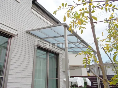 和泉市 リフォーム 人工木ウッドデッキ ルチアデッキ 雨除け屋根 LIXILリクシル スピーネ 1階用 F型フラット屋根 木製調目隠しフェンス塀 LIXILリクシル デザイナーズパーツ Dスクリーンユニット 横貼り 平板 角面材 TOEXトエックス 既存門柱 塗り替え 自転車置場 土間コンクリート 犬走り 防犯砂利敷き バラス砕石 防草シート加工