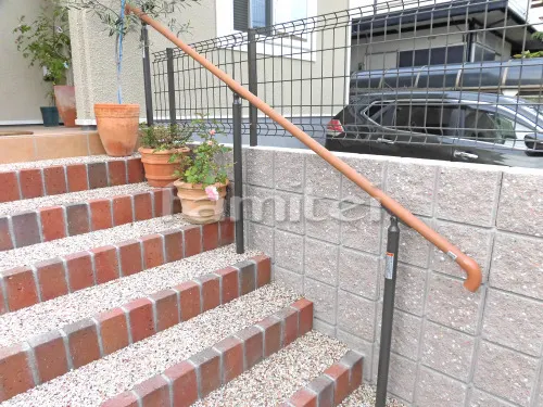 箕面市 新築ナチュラル クローズ外構 玄関まわり 門柱 ポスト 照明 門扉 アプローチ 手すり フェンス 花壇 芝生 ウッドデッキ 洗濯干し屋根 砂利