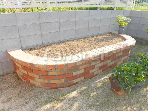 伊丹市 エクステリア工事 レンガ積み花壇 ユニソン ソイルレンガ アンチックオレンジ アンチックイエロー 既存枕木設置 芝生張り 姫高麗芝 木製調目隠しフェンス塀 ナチュラルウッド プランパーツ アルミ平板 木目調ウォール アルミ角柱 角材 自転車バイク屋根 LIXILリクシル スピーネ 1階用 F型フラット屋根 特殊加工 斜めカット