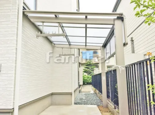 高槻市 エクステリア工事 洗濯干し屋根 LIXILリクシル 独立式フーゴF 1階用 F型フラット屋根 目隠しパネル(側面 サイド)1段 物干し 躯体隙間ふさぎ材