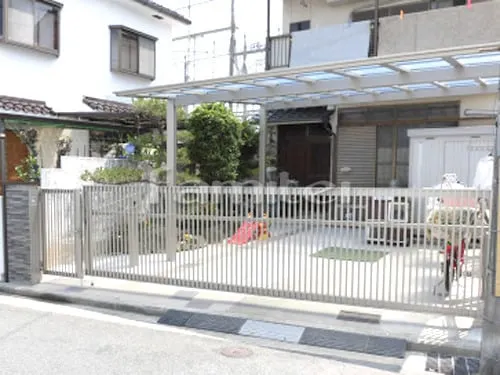 八尾市 リフォームシンプル クローズ外構 機能門柱 LIXILリクシル テグランNeo(ネオ) W05 サイモン カーポート LIXILリクシル ネスカF 横2台用(ワイド ツイン) F型フラット屋根 手動跳ね上げ式門扉 ワイドオーバードアS2型 横2台用 アップゲート 開戸