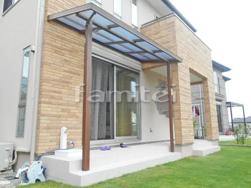 奈良市 リフォーム外構工事 テラス屋根 タイルデッキ 立水栓 物干し 勝手口門扉 目隠しフェンス ステップ 洗濯干し屋根 土間コンクリート 物置 カーポート