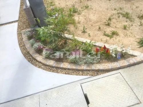 香芝市 外構工事 玄関アプローチ 床洗い出し仕上げ ジャミ石 床石貼り 乱形石 石英岩 ピンコロ石花壇 下草 低木 植栽 ジャミ石敷き 防草シート加工