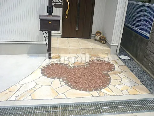 交野市 新築ナチュラル オープン外構 機能門柱 三協アルミ 機能ポール エレニー 玄関アプローチ 床洗い出し仕上げ ロイヤルストーン 縁レンガライン 東洋工業TOYO プリウスブリック 床石貼り カーポート 三協アルミ ニューマイリッシュ 1台用 土間コンクリート