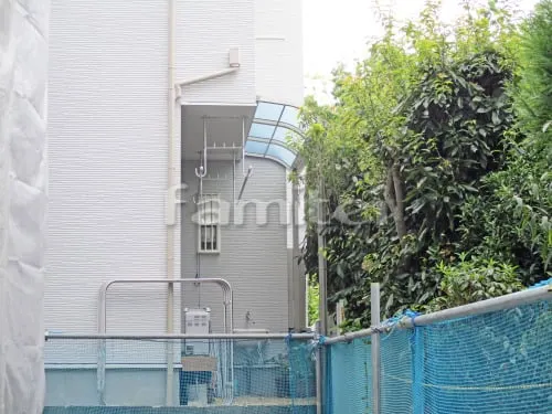 京都市伏見区 エクステリア工事 カーポート LIXILリクシル ネスカR 縦2台用(縦連棟) R型アール屋根 柱なしベランダ屋根 LIXILリクシル スピーネ 2階用 R型アール屋根 雨除け屋根 LIXILリクシル スピーネ 1階用 R型アール屋根